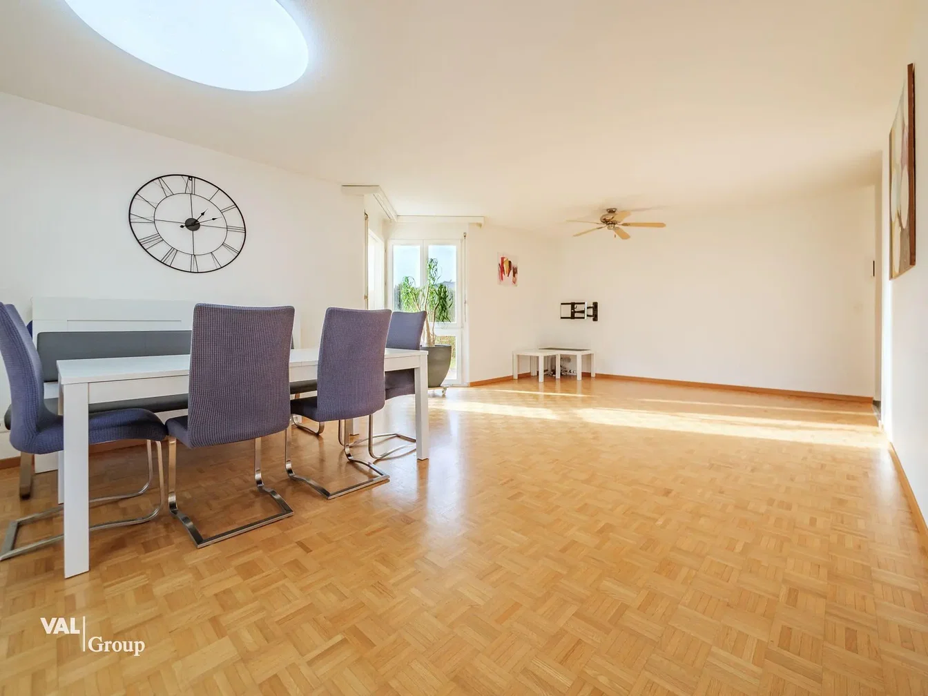 Salón; suelo de madera, luz natural