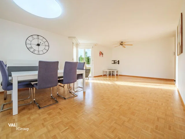 Salón; suelo de madera, luz natural