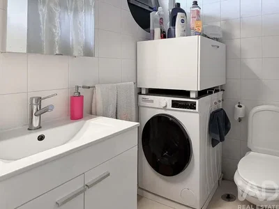 Toilette; fliesenboden, renoviert, tageslicht