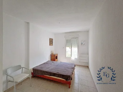 Chambre; carrelage, lumière naturelle