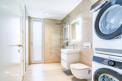 Salle de bain; rénové, carrelage, lumière naturelle