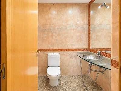 Toilette; pavimento in piastrelle
