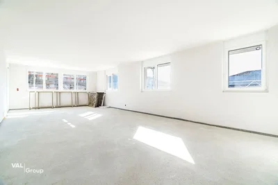 Altro; necessita ristrutturazione, luce naturale