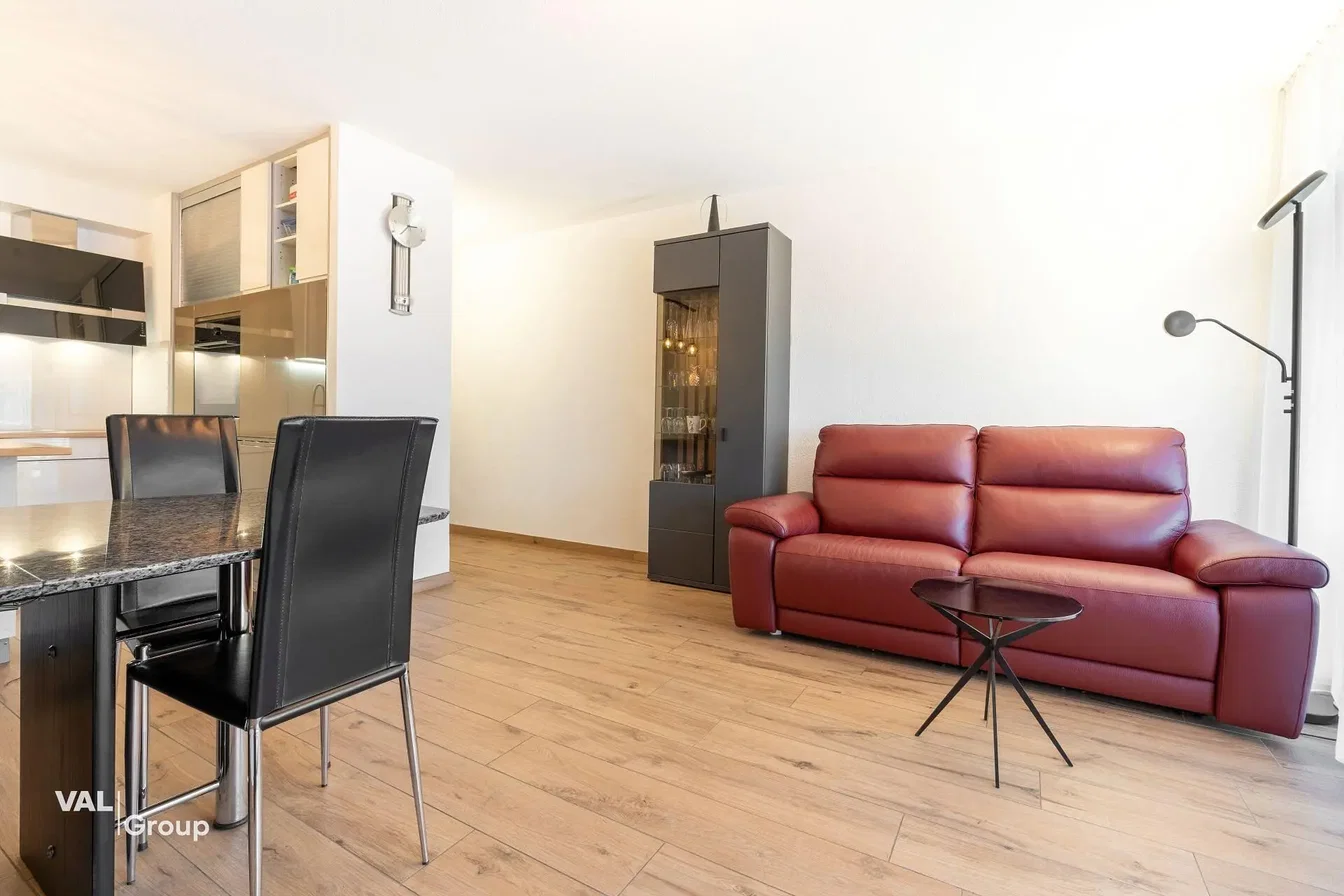Living room; natural light, wood floor, modern style