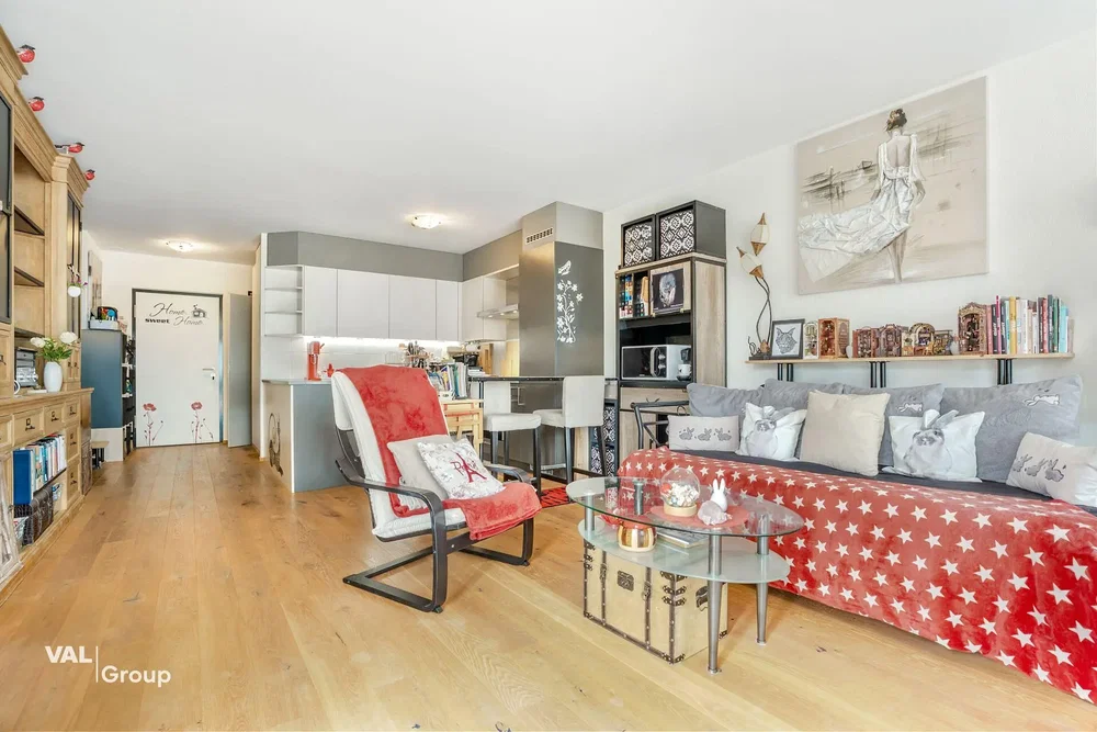 Living room; natural light, wood floor, modern style