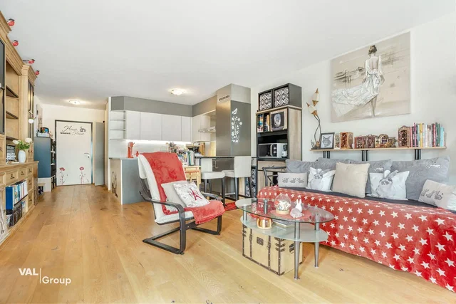 Living room; natural light, wood floor, modern style