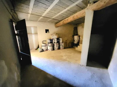 Podrum; potrebna renovacija, tamna unutrašnjost