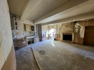Dnevna soba; potrebna renovacija, kamin