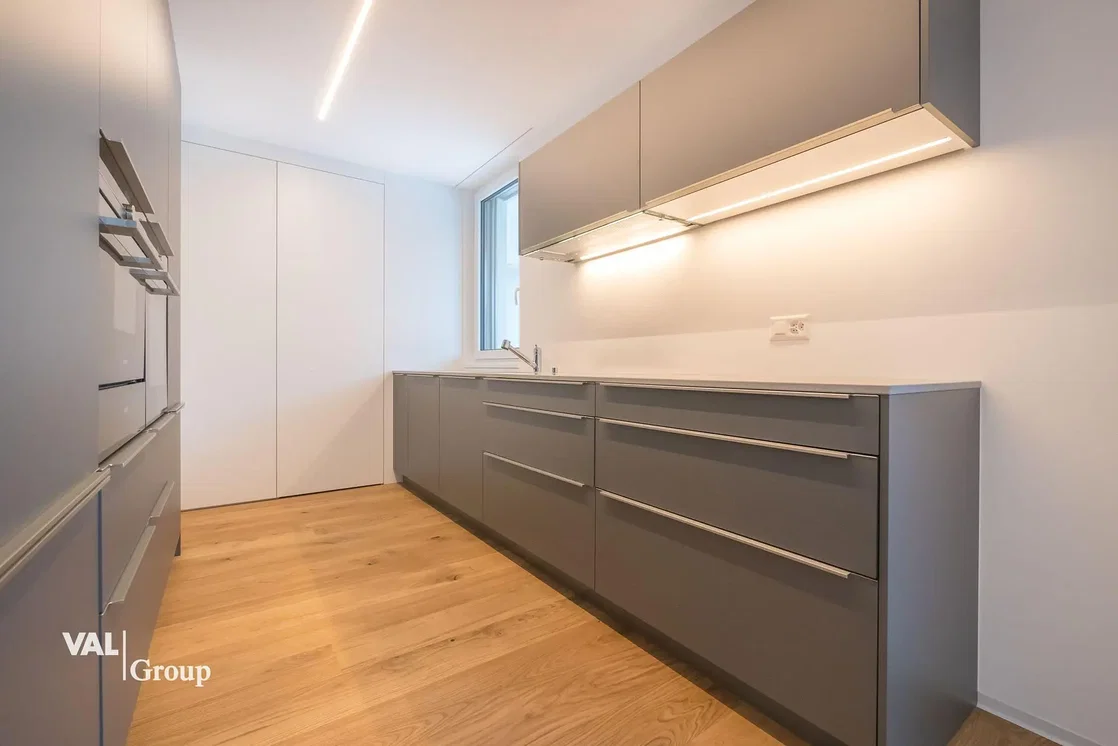 Cozinha; eletrodomésticos, chão de madeira, luz natural, estilo moderno, renovado