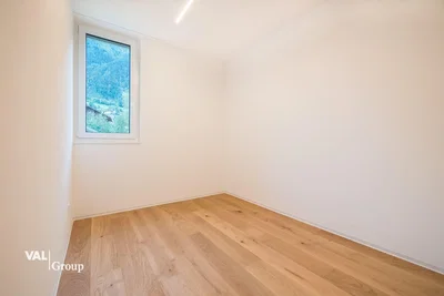 Quarto; chão de madeira, luz natural
