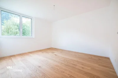 Quarto; chão de madeira, luz natural, vista
