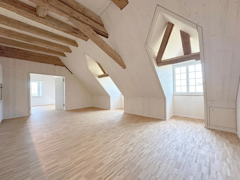 Dětský pokoj; dřevěné trámy, dřevěná podlaha, přirozené světlo