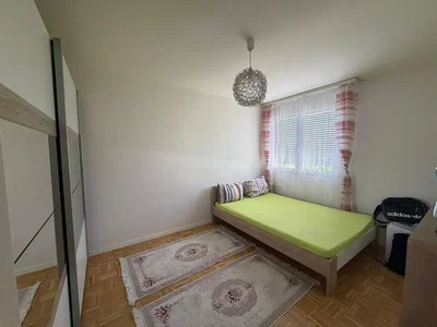 Quarto; luz natural, chão de madeira