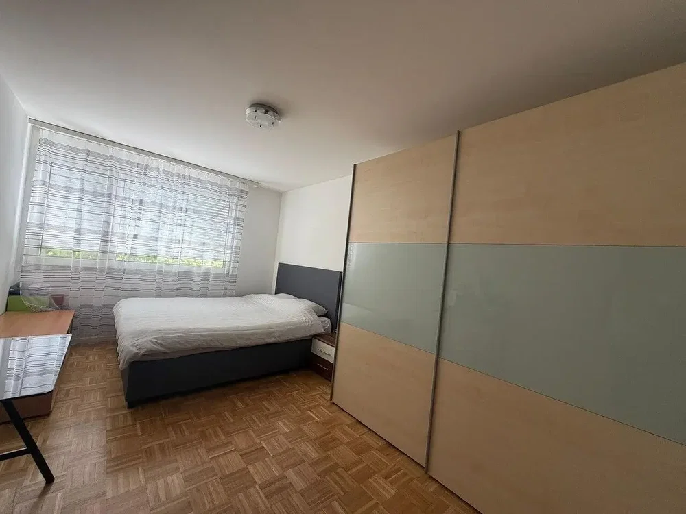 Quarto; chão de madeira, luz natural