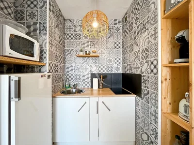 Kuchyně; kuchyňské spotřebiče, dřevěná podlaha, přirozené světlo, moderní styl