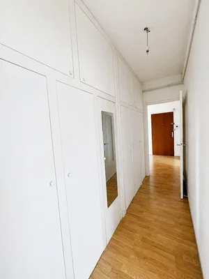 Garderoba; drveni pod, prirodno svjetlo