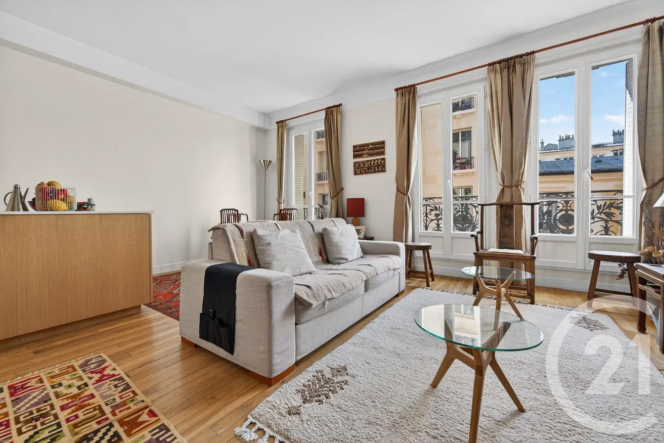 Living room; wood floor, natural light, modern style