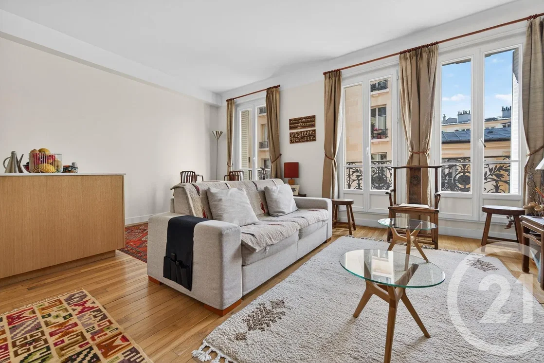 Living room; wood floor, natural light, modern style