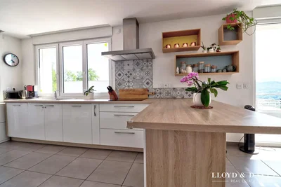 Cucina; pavimento in piastrelle, luce naturale, vista, ristrutturato