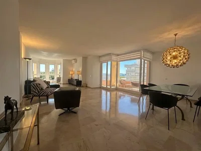 Soggiorno; pavimento in piastrelle, luce naturale, stile moderno