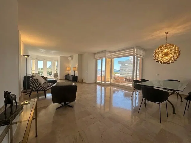 Salón; suelo de baldosas, luz natural, estilo moderno