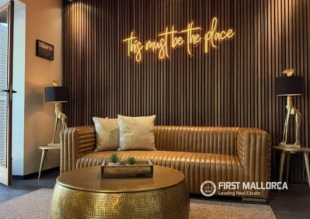 Salón; estilo moderno, vigas de madera, luz natural