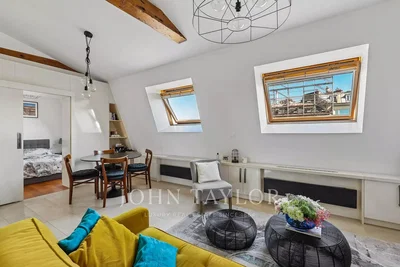Soggiorno; luce naturale, pavimento in piastrelle, stile moderno