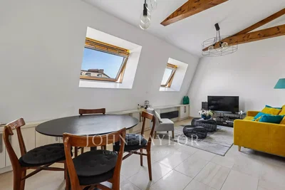 Soggiorno; stile moderno, travi in legno, luce naturale, pavimento in piastrelle