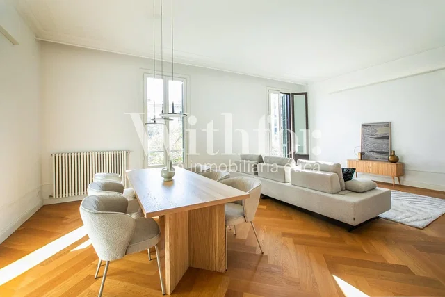Sala de estar; chão de madeira, luz natural, estilo moderno