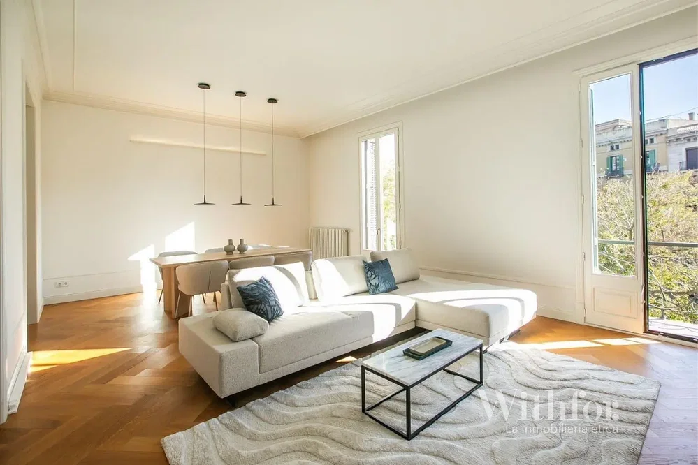 Sala de estar; luz natural, chão de madeira, estilo moderno