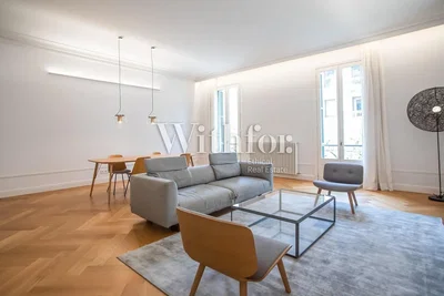 Sala de estar; chão de madeira, luz natural, estilo moderno