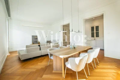 Sala de estar; chão de madeira, luz natural, estilo moderno
