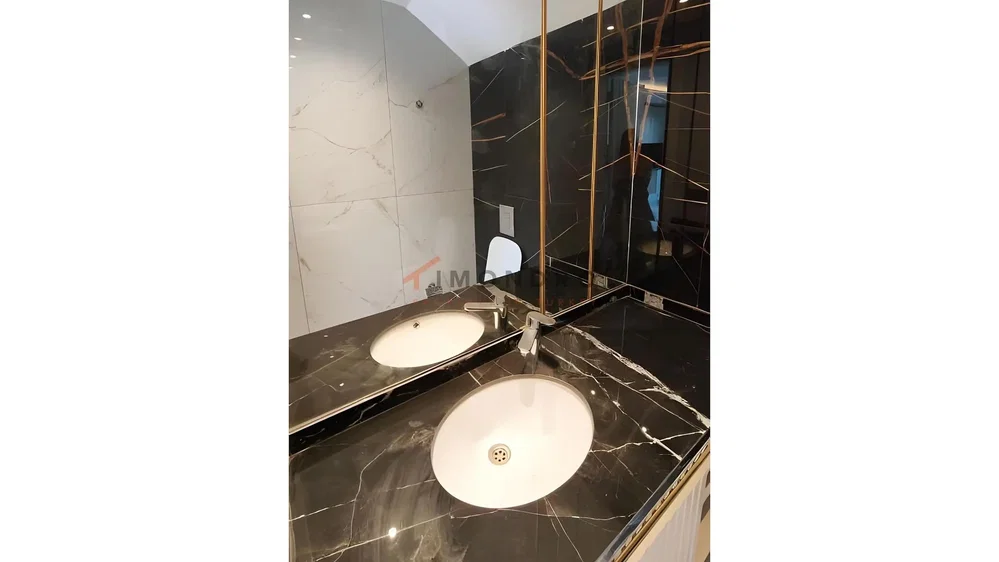 Banyo; fayans zemin, tadilatlı, doğal ışık