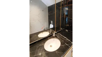Banyo; fayans zemin, tadilatlı, doğal ışık