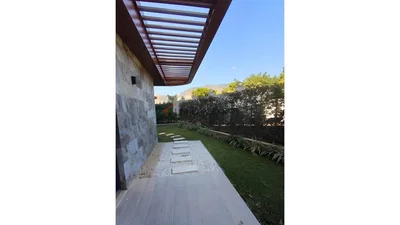 Teras; doğal ışık, ahşap kirişler