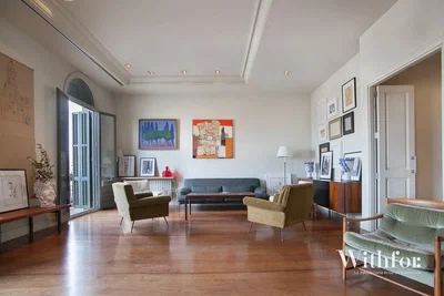 Salon; parquet, lumière naturelle, style moderne
