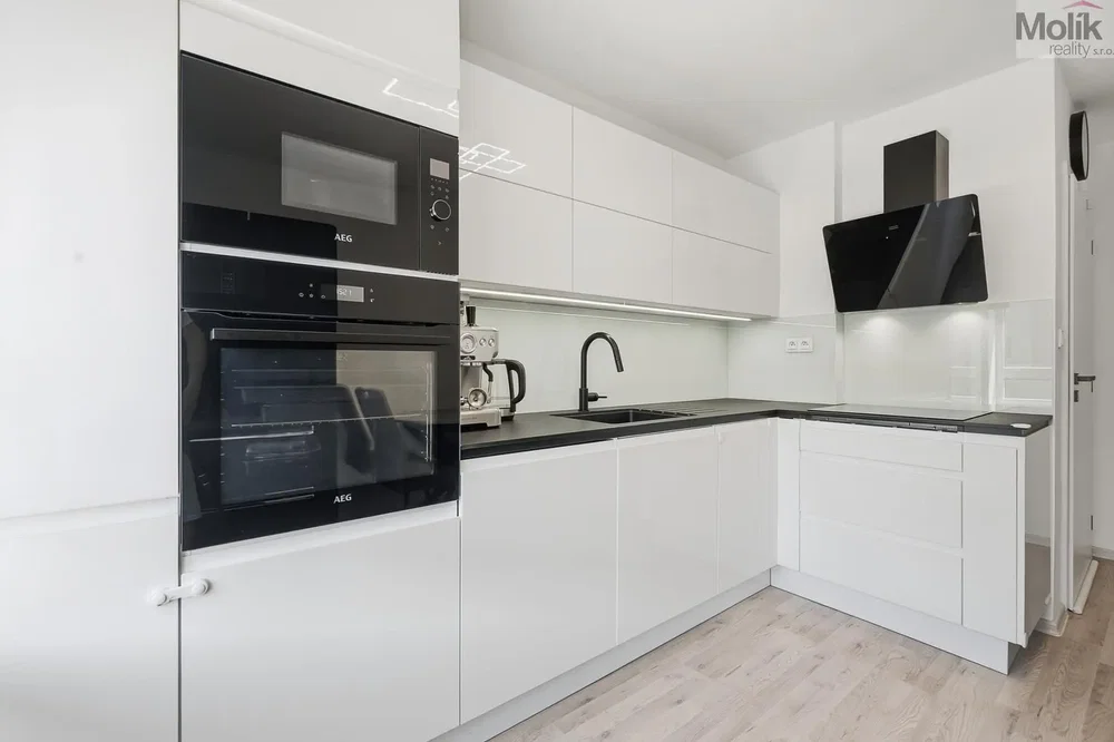 Kitchen; kitchen appliances, natural light, modern style