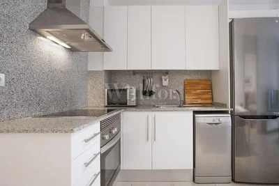 Keuken; keukenapparatuur, gerenoveerd, natuurlijk licht
