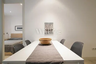 Eetkamer; natuurlijk licht, tegelvloer, moderne stijl