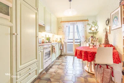 Cuisine; électroménager, carrelage, lumière naturelle