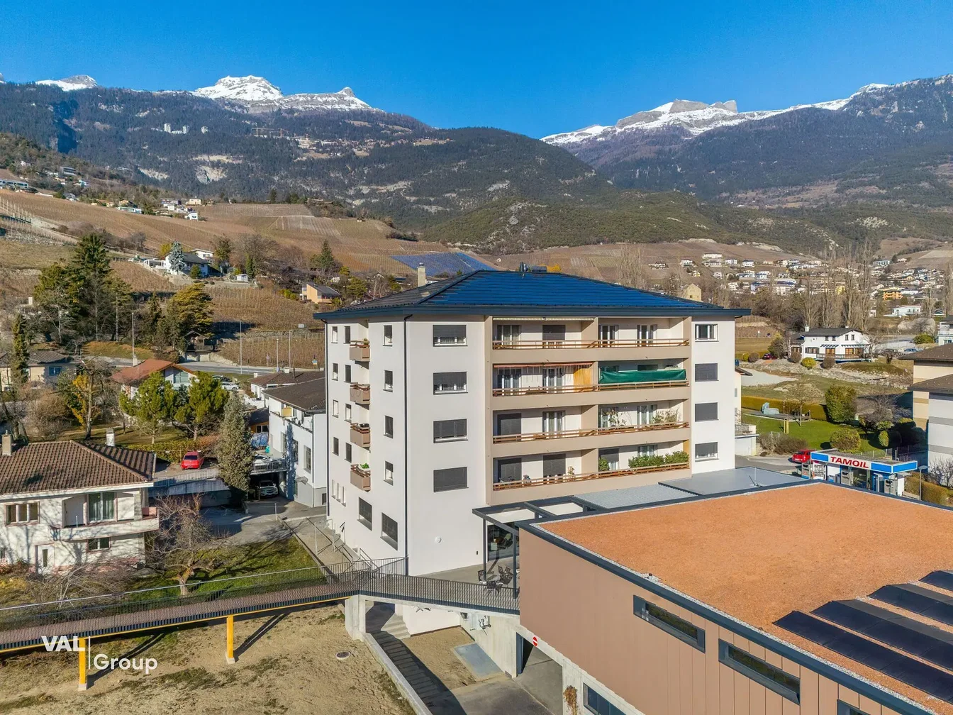 Maison et environs; vue, lumière naturelle