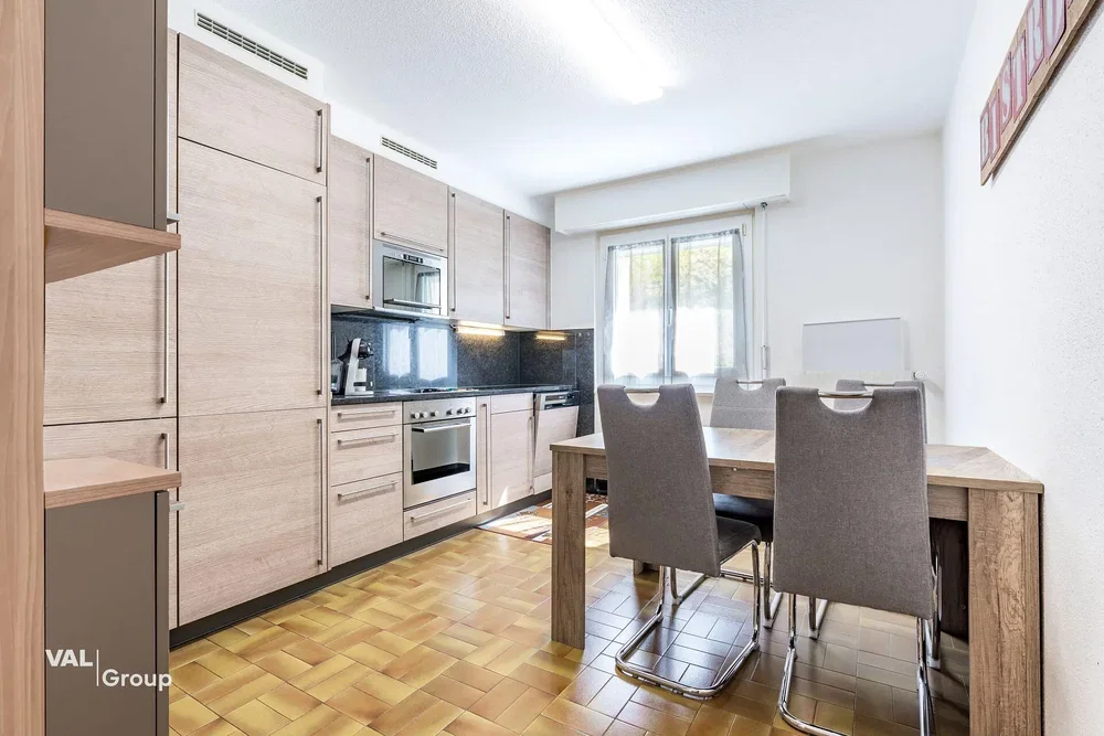 Cuisine; électroménager, parquet, lumière naturelle