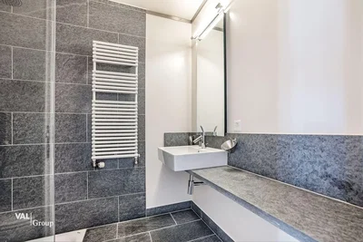 Salle de bain; carrelage, rénové, lumière naturelle