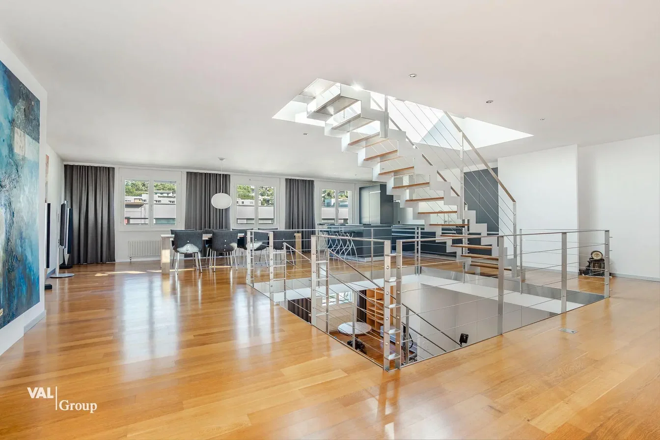 Salon; parquet, lumière naturelle, style moderne