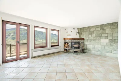 Sala de estar; chão de azulejo, lareira, luz natural, vista