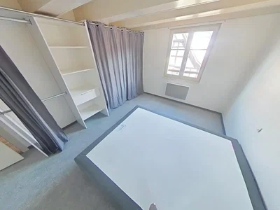 Quarto; luz natural, vigas de madeira