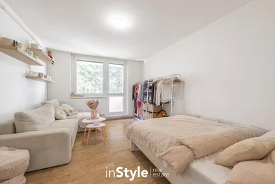 Quarto; chão de madeira, luz natural, estilo moderno