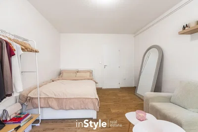 Quarto; luz natural, chão de madeira