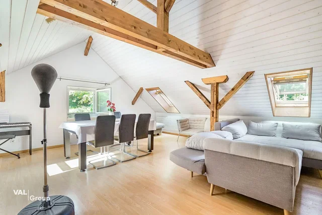 Sala de estar; luz natural, vigas de madeira, estilo moderno