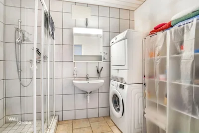 Casa de banho; chão de azulejo, precisa de renovação